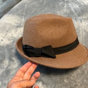 Super stylish Wool hat with ribbon trim